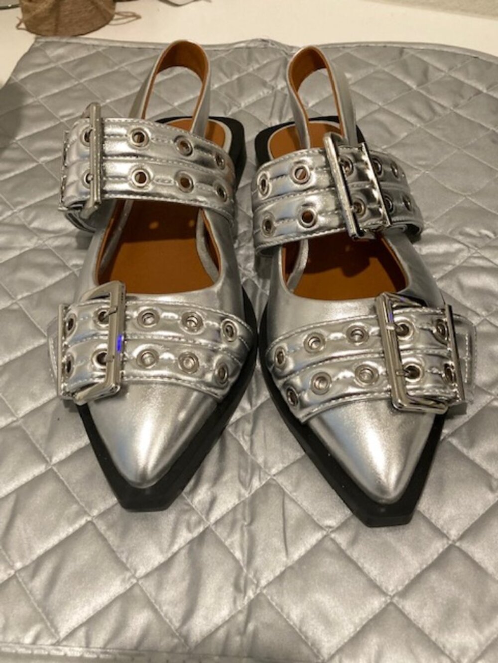 Buckle Flat in Silver